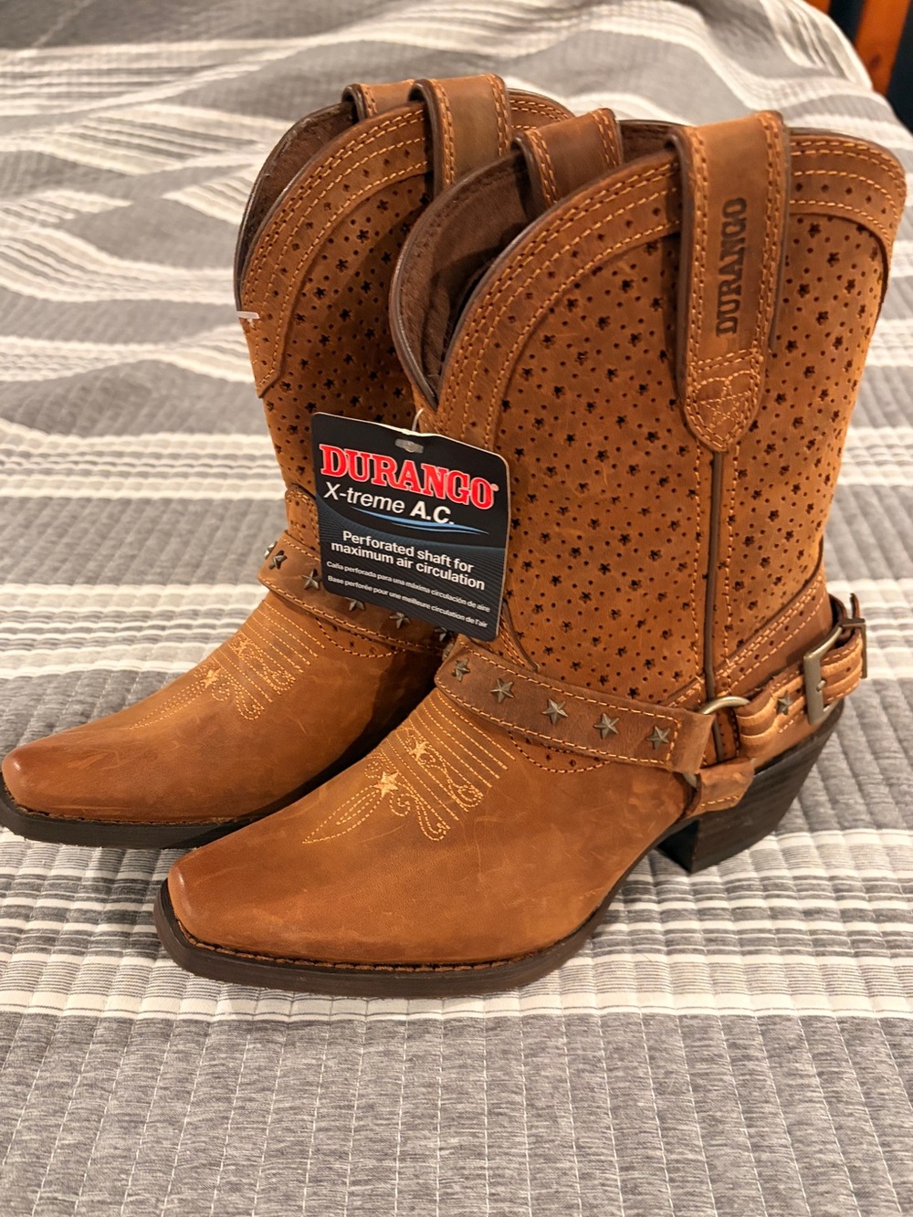 NWT Durango Women’s Size 6m Chestnut Brown Perforated Western Cowboy Boots